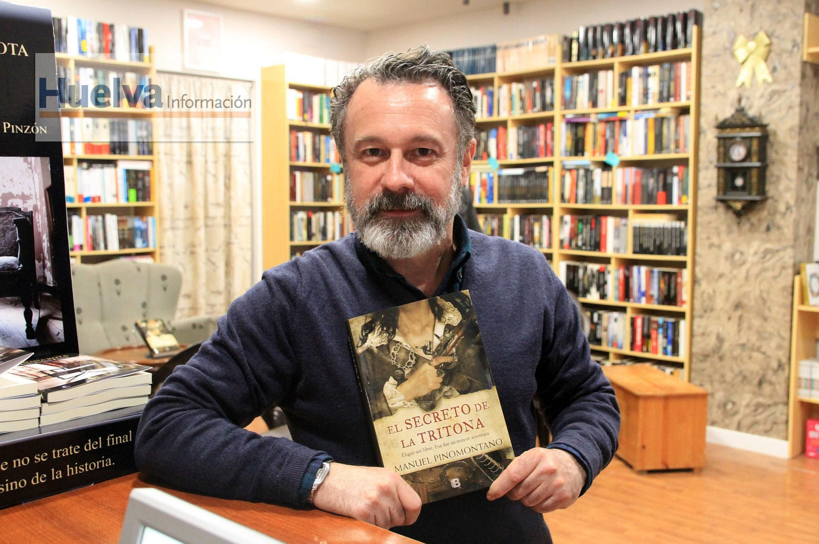 Imágenes de la presentación del libro 'El secreto de la tritona', de Manuel Pinomontano. En la librería La dama culta