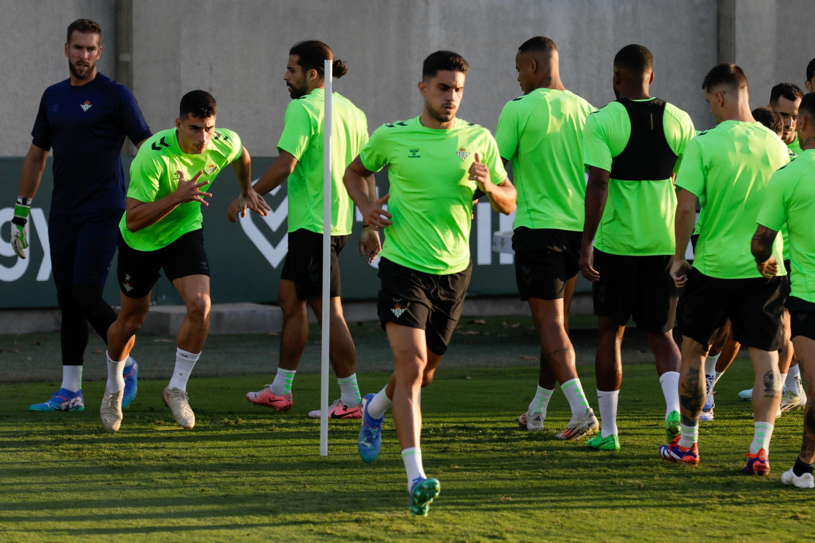 Las fotos del entrenamiento del Betis previo al derbi