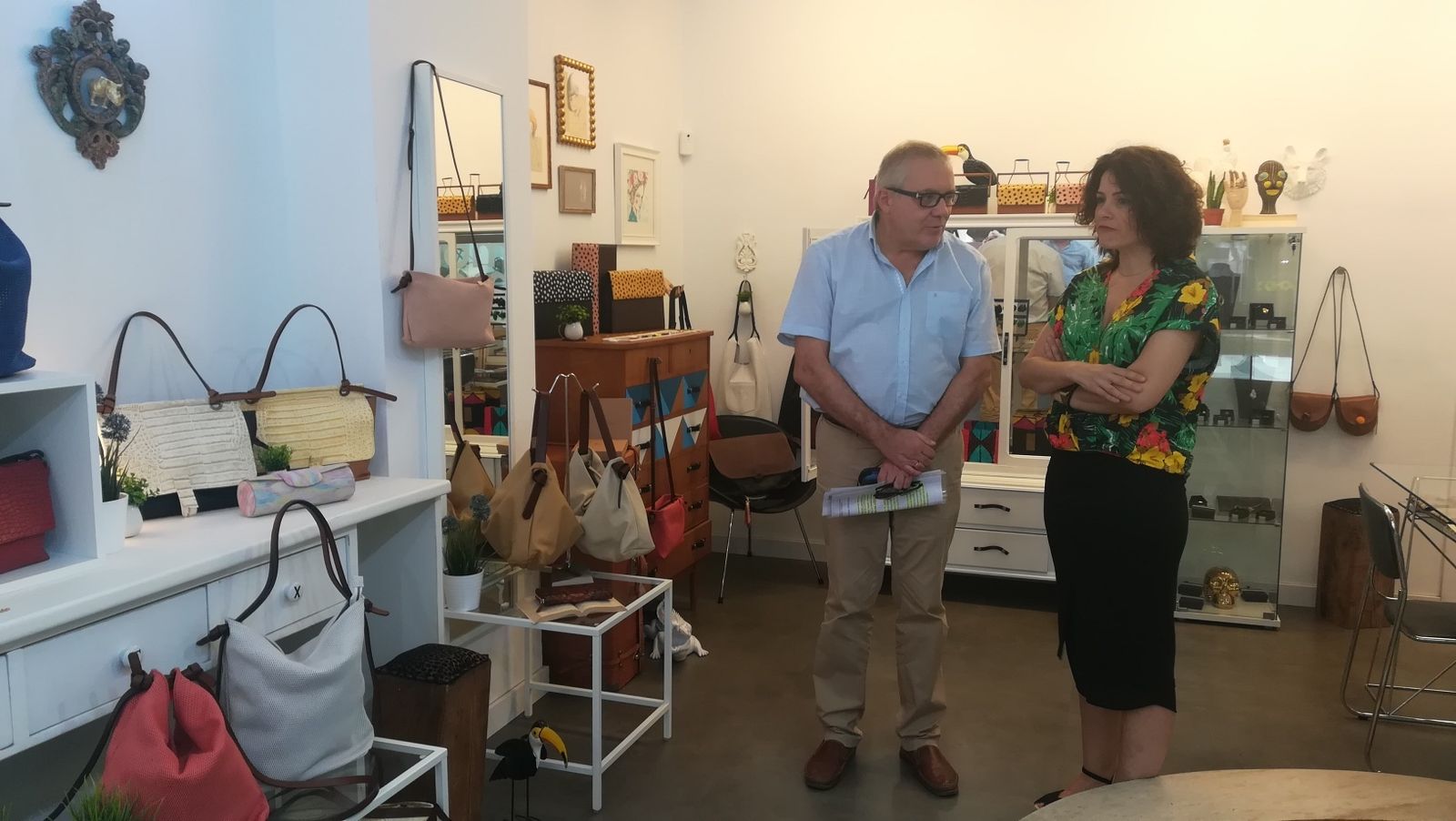 Visita del delegado a la artesana Carmen Gómez.