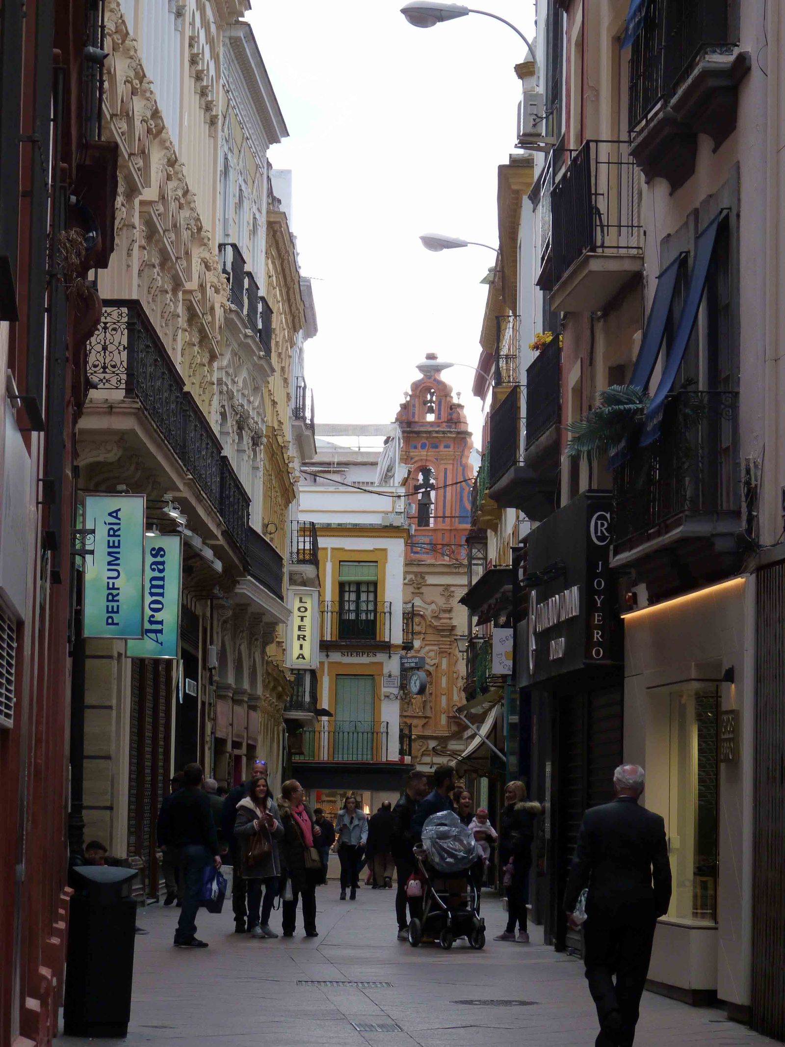 La gente se vuelve por la original perspectiva del pretor romano.
