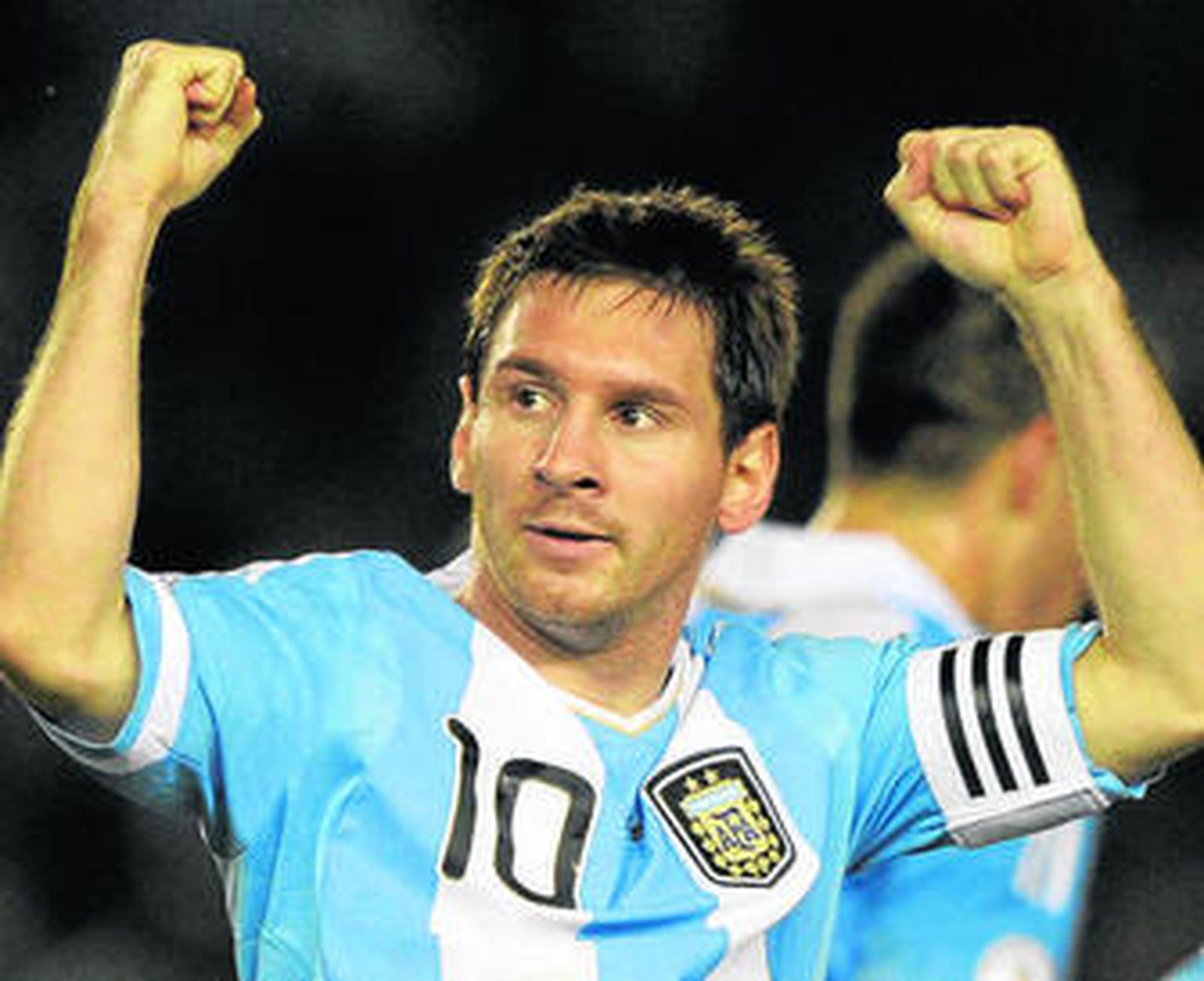 Lionel Messi, con el brazalete de capitán, celebra su gol.
