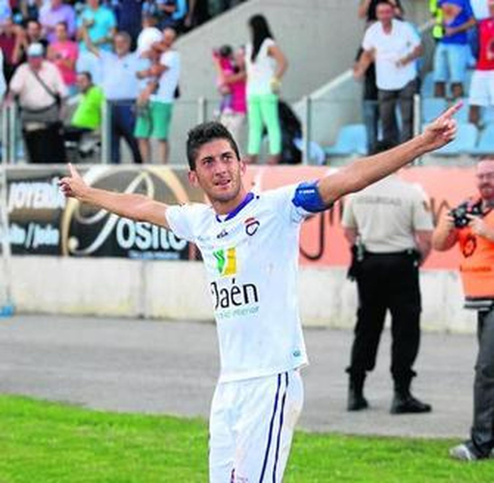 Fran Machado, con su brazalete de capitán, abre los brazos para celebrar un gol con el Real Jaén.