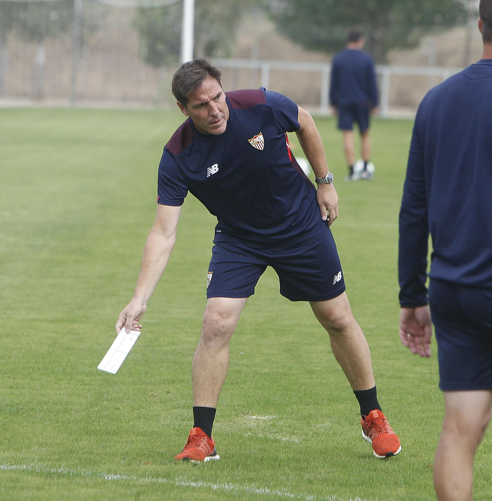Berizzo marca una zona del campo en el entrenamiento de ayer.