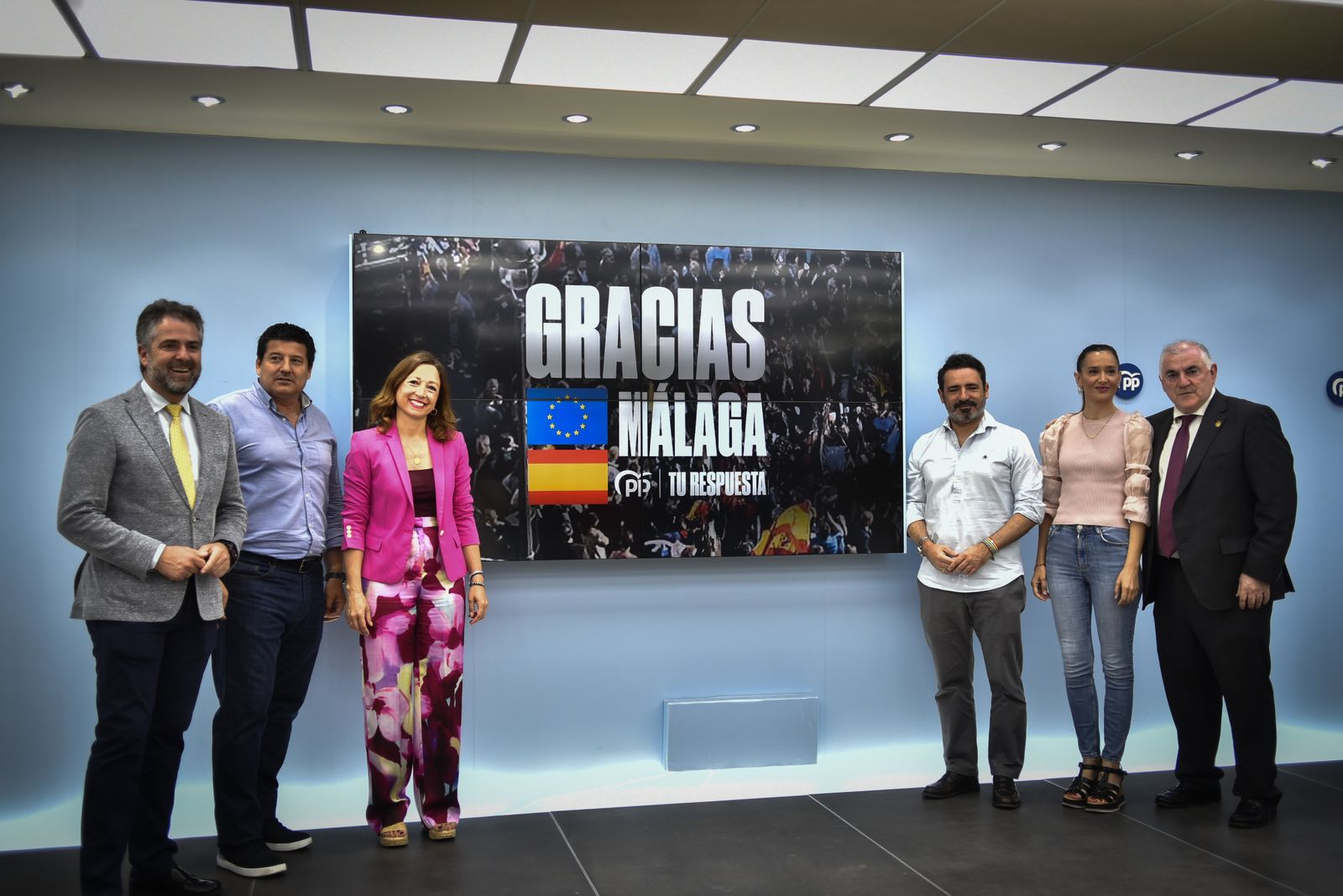 Líderes del PP se congratulan tras los resultados en las elecciones europeas en Málaga.