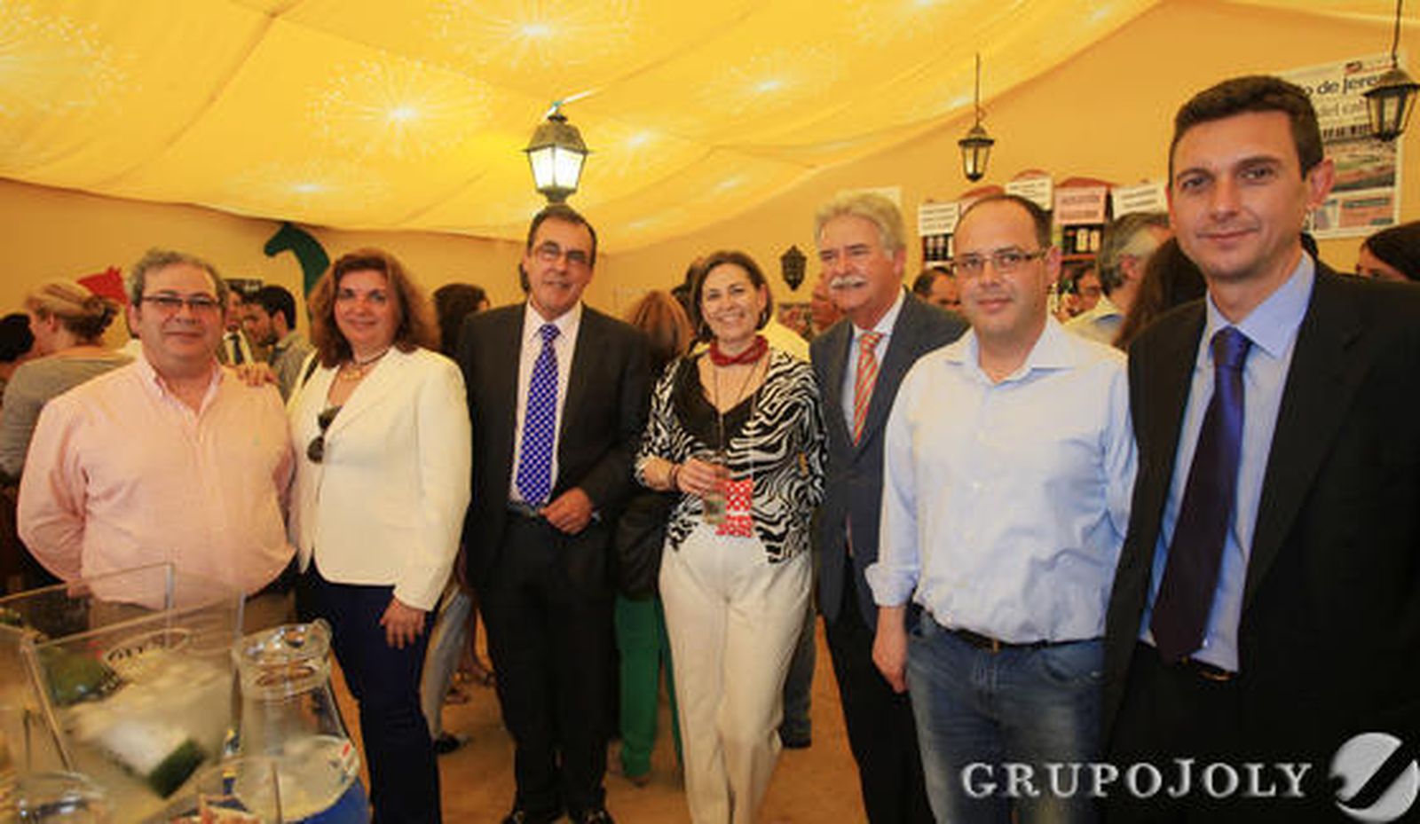 El director de Turismo de El Puerto, José María Morillo, junto a la jefa de prensa y RRPP de la Real Escuela, María José Rodríguez; Juan Carlos Román; el director de Ifeca, Aurelio Sánchez Ramos; María del Mar Arroyo, también de Ifeca, y el jefe de televisión de Grupo Joly, Francisco Andrés Gallardo.

Foto: Vanesa Lobo