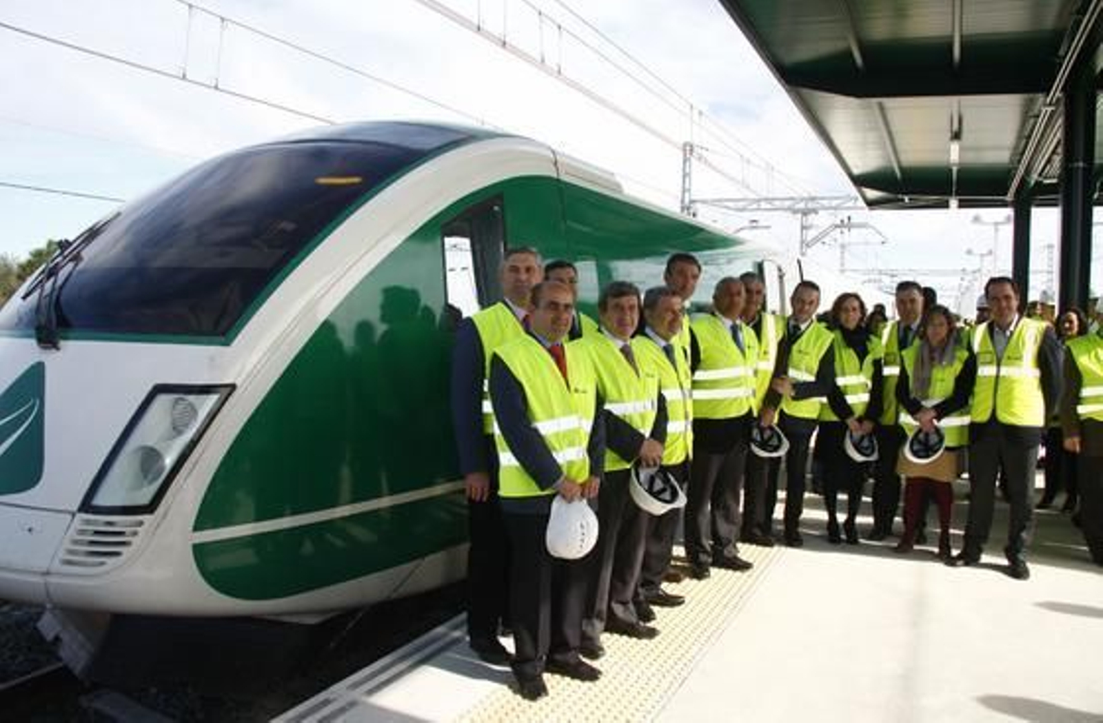 Las autoridades visitan el estado de la estación de cercanías de Benacazón.

Foto: José Ángel García