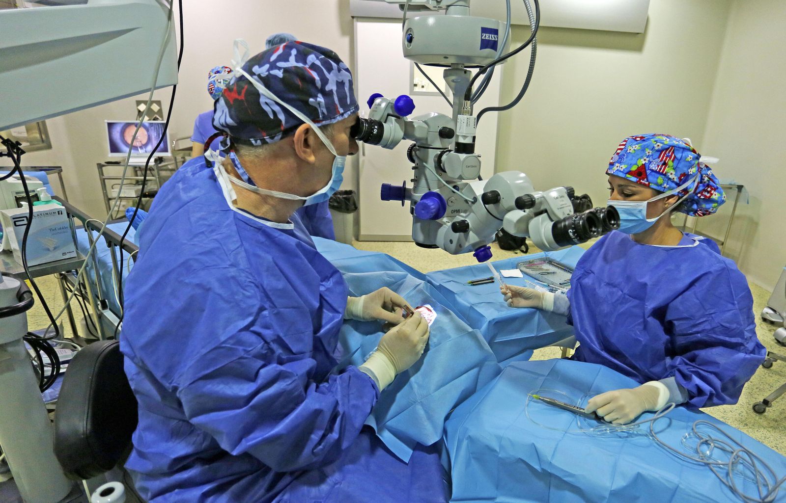 Imagen de la operación realizada a una paciente días atrás en los quirófanos de la clínica Oculsur.