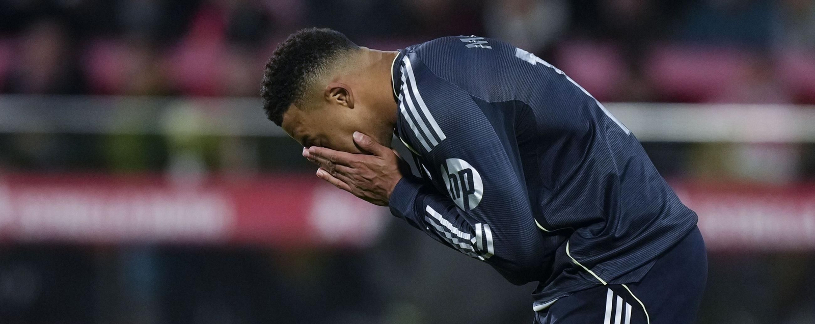 Mbappé se lamenta de la jugada final del partido.