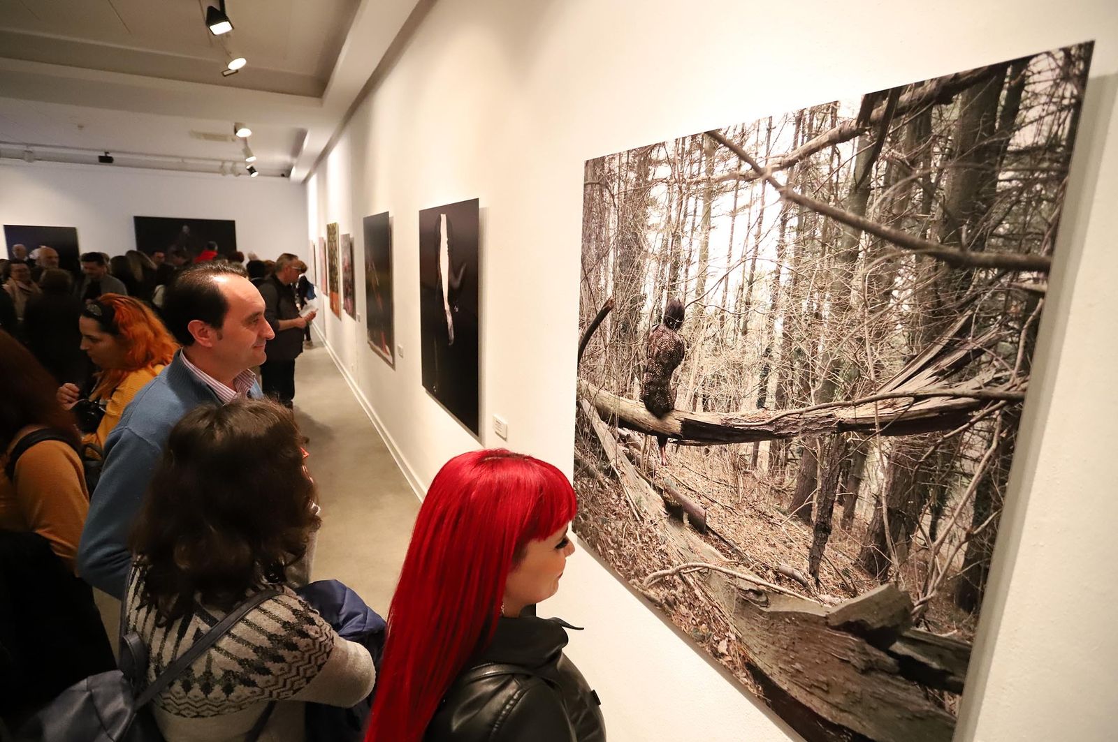 Imágenes de la exposición de Latitudes "Fotoperformances" de Cecilia Paredes