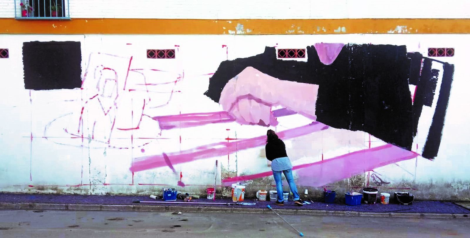 Virginia Bersabé, realizando un mural dentro de 'Z Montalbán'.