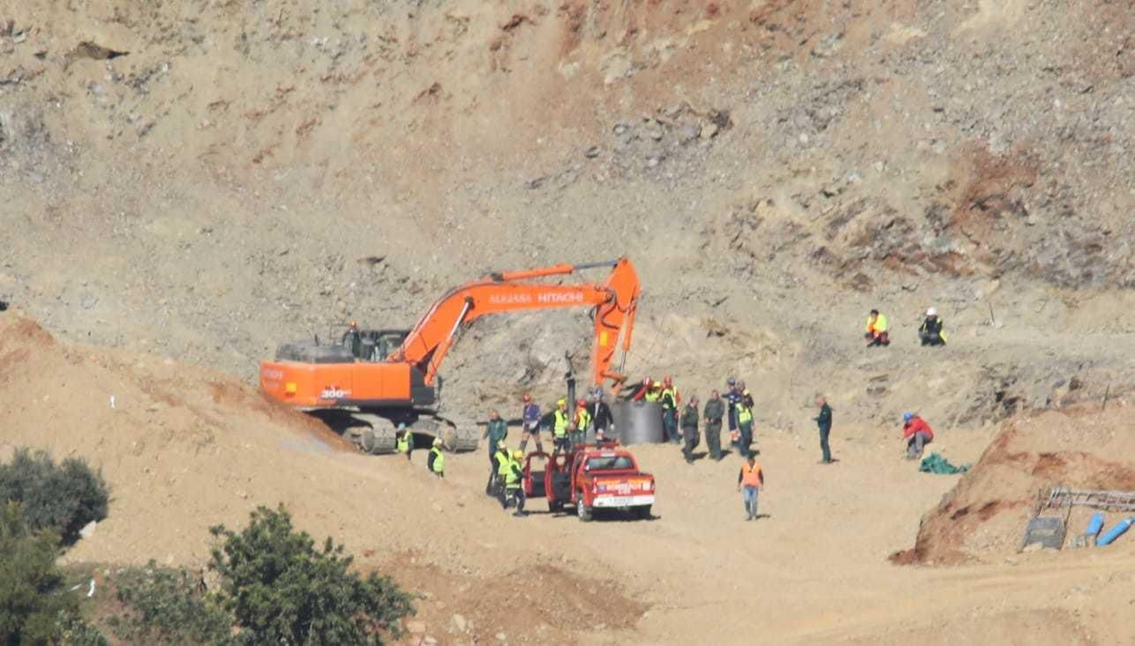 Trabajos previos para que los mineros puedan acceder al túnel vertical. Trabajos previos para que los mineros puedan acceder al túnel vertical.