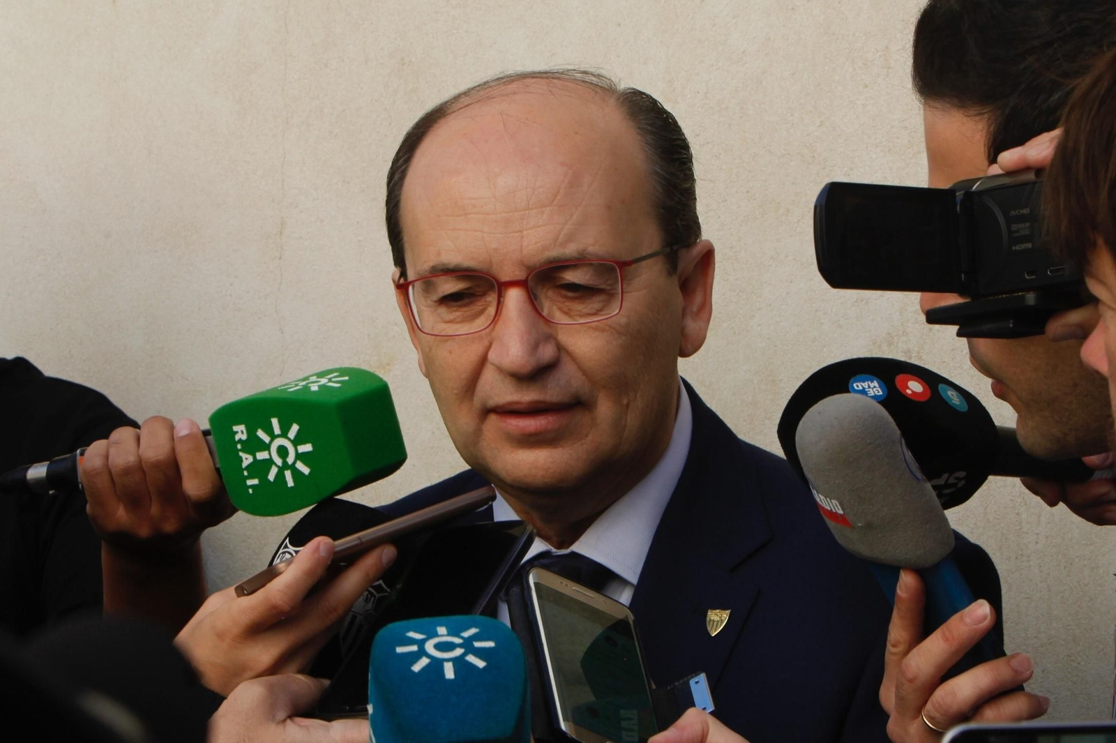El presidente del Sevilla atiende a la prensa.