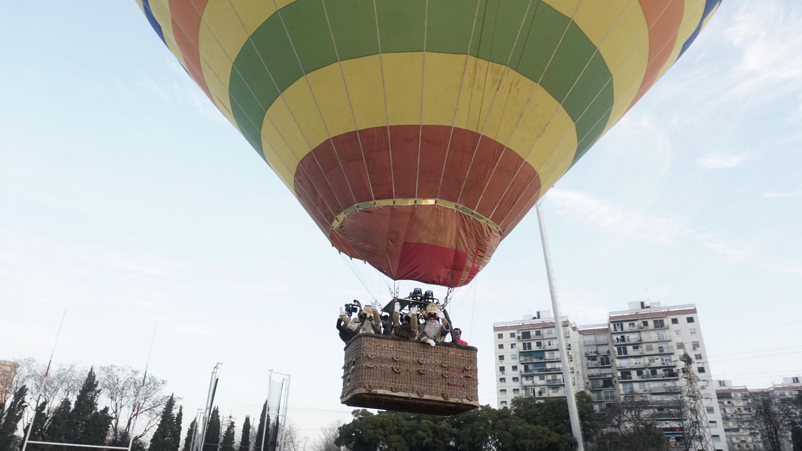 Vuelo en globo aerostático de los Reyes Magos, el 5 de enero en Sevilla.