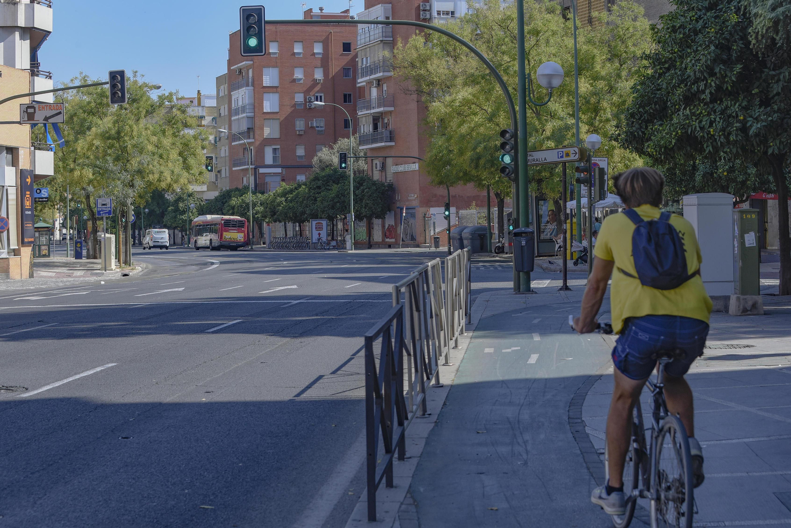 Un ciclista circula por una de las zonas más estrechas de la Ronda Histórica, frente a la gasolinera.