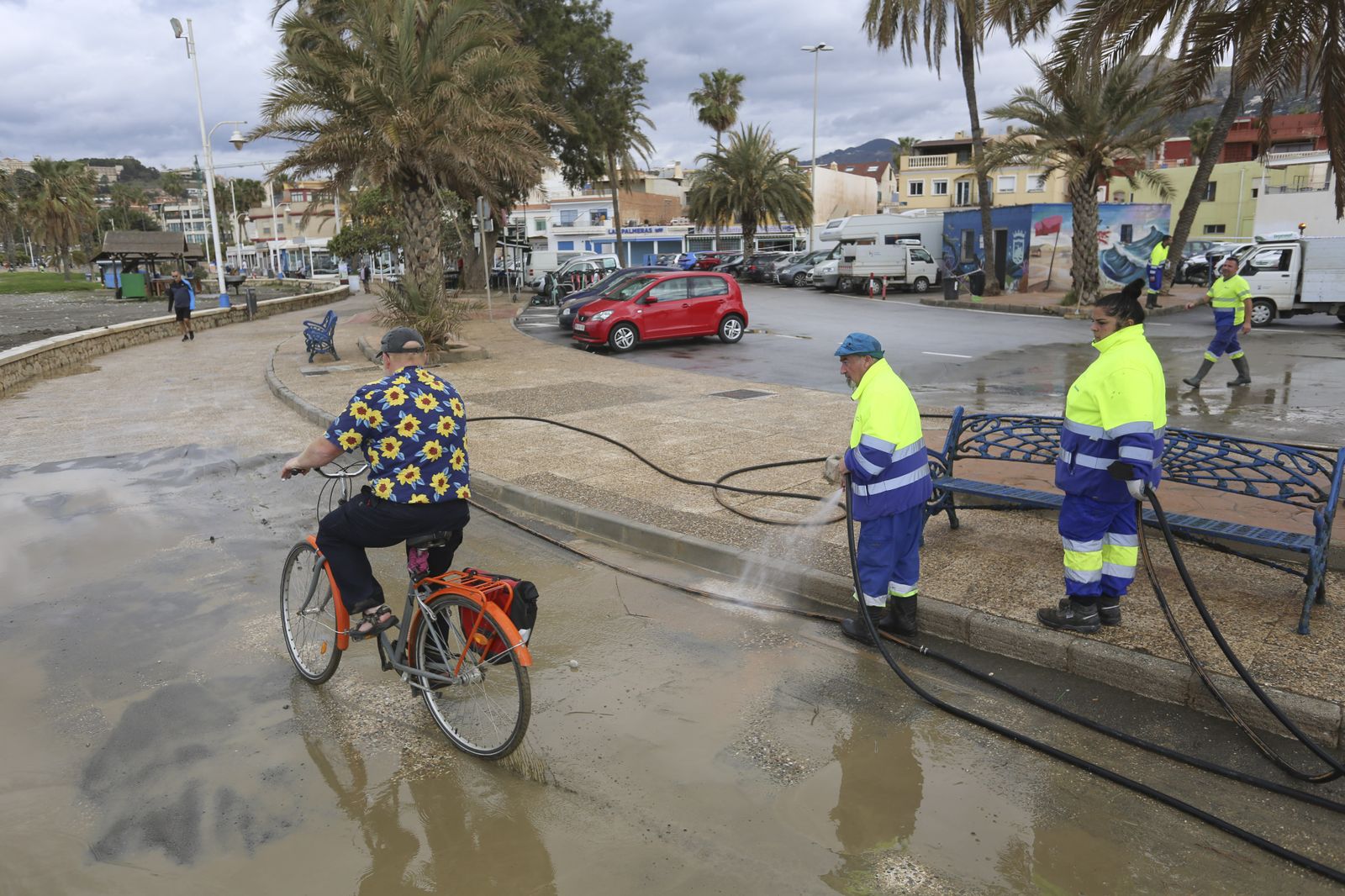 Las fotos de los trabajos en los paseos marítimos y chiringuitos de Málaga para paliar los efectos del temporal