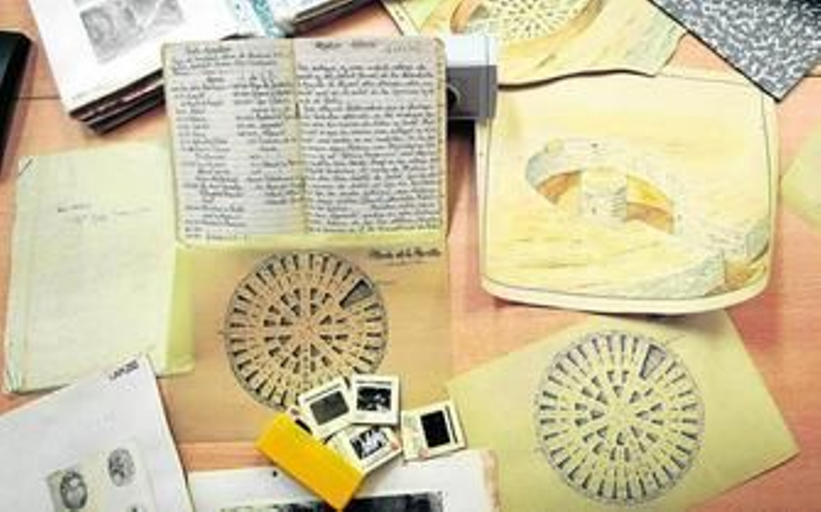 Varias de las piezas de la colección de la arqueóloga: libro de notas, dibujos de horno cerámico,  diapositivas...