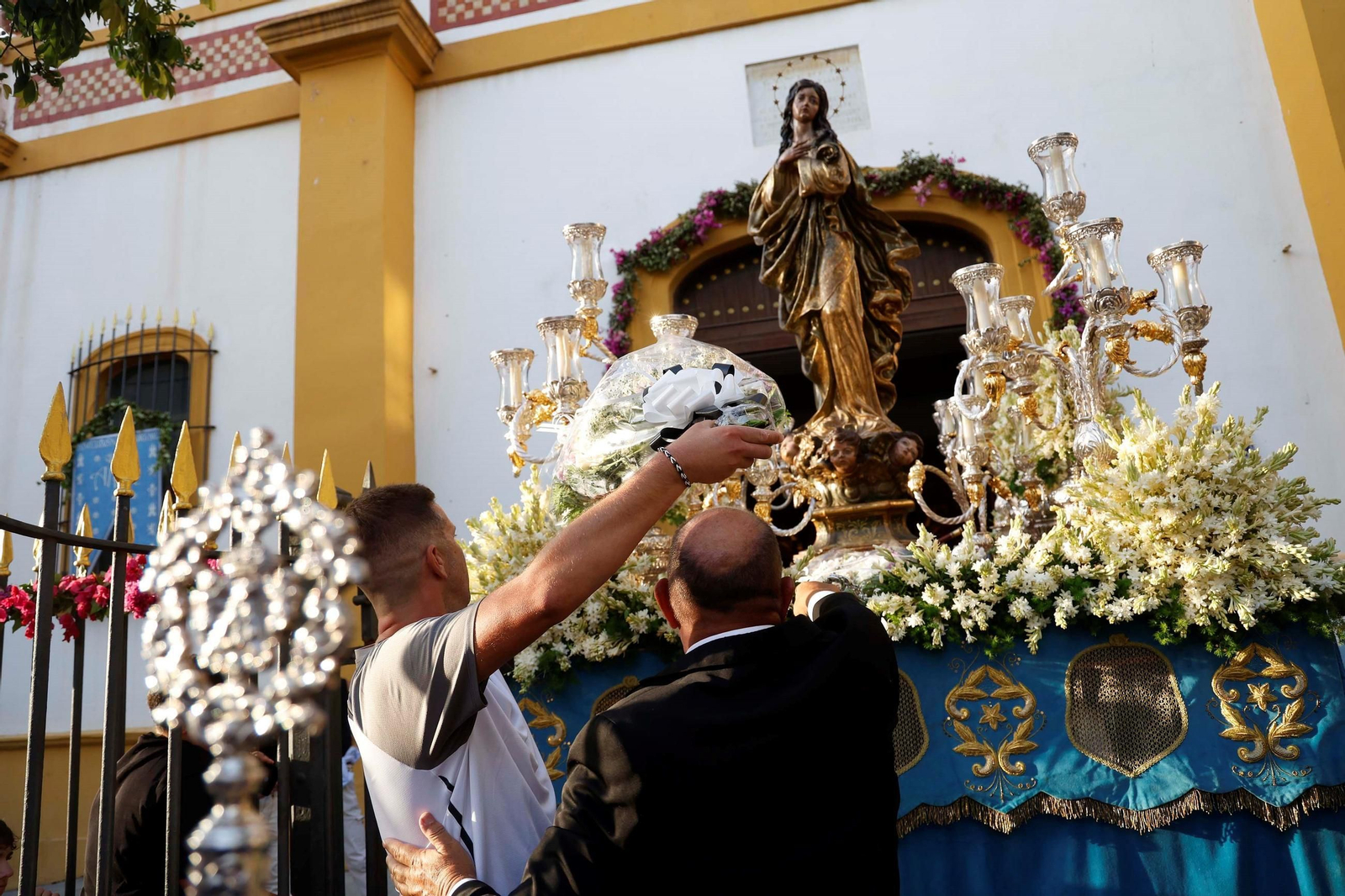 La Real Balompédica Linense realiza su tradicional ofrenda floral a la patrona de La Línea La Real Balompédica Linense realiza su tradicional ofrenda floral a la patrona de La Línea