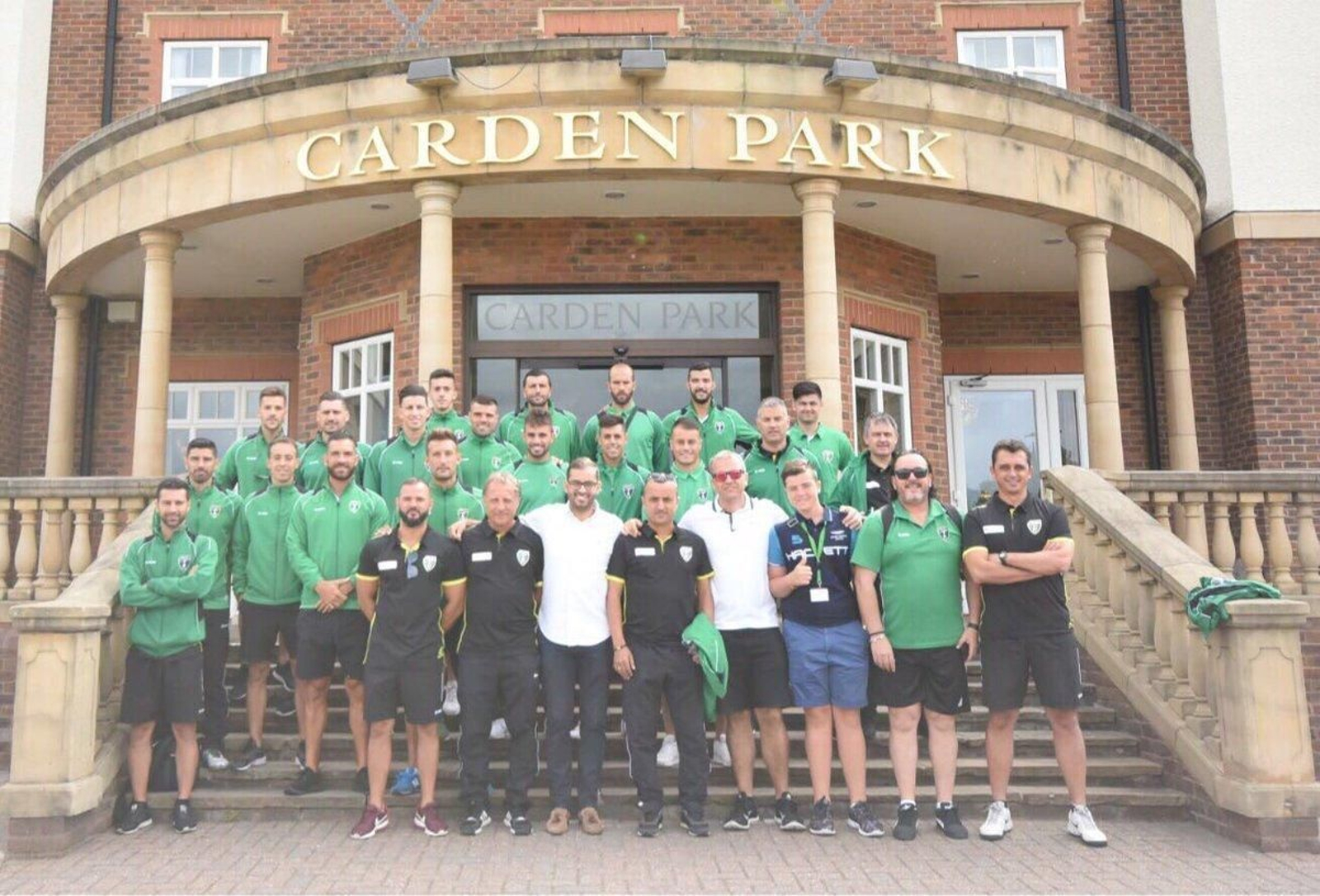 La expedición del Europa FC, a las puertas del hotel en Gales.