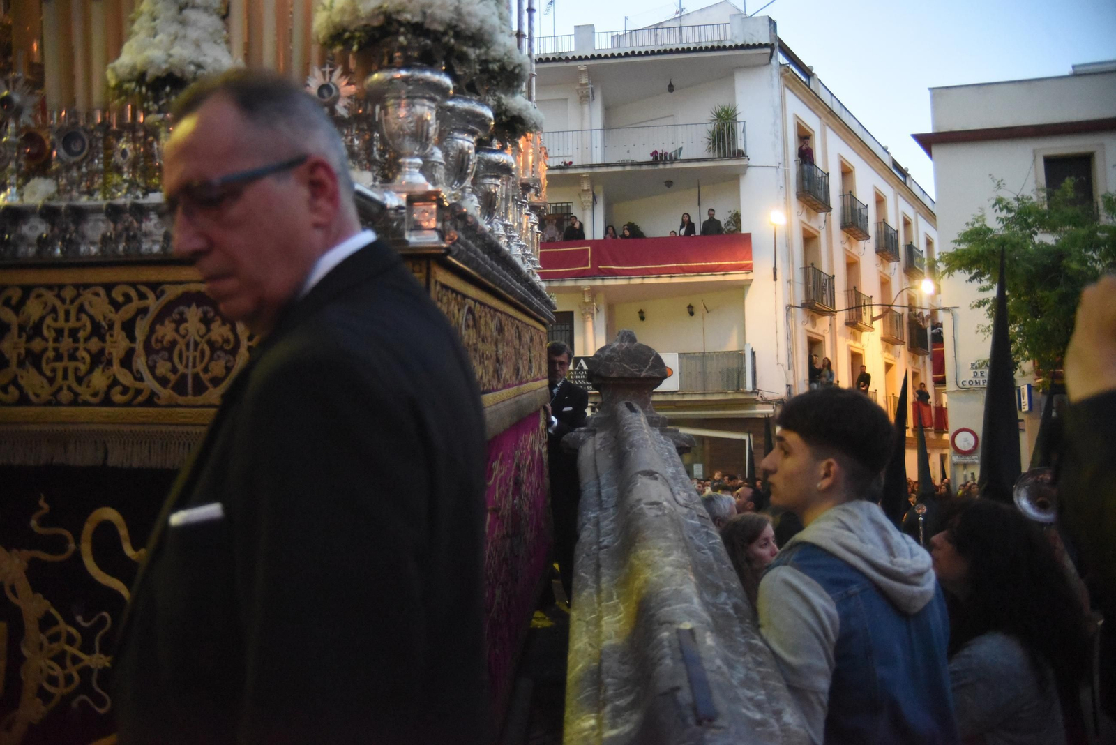 La procesión del Santo Sepulcro en este Viernes Santo de Córdoba, en imágenes