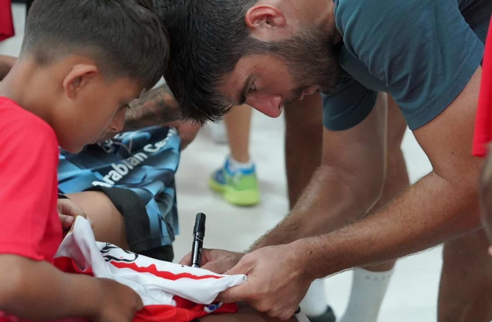 Gonzalo Melero firma un autógrafo a uno de los jóvenes seguidores rojiblancos. Gonzalo Melero firma un autógrafo a uno de los jóvenes seguidores rojiblancos.