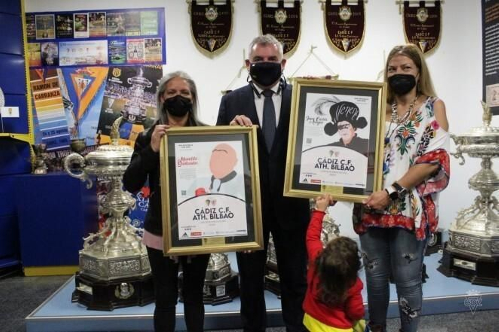 Vizcaíno hizo entrega de los dos carteles.