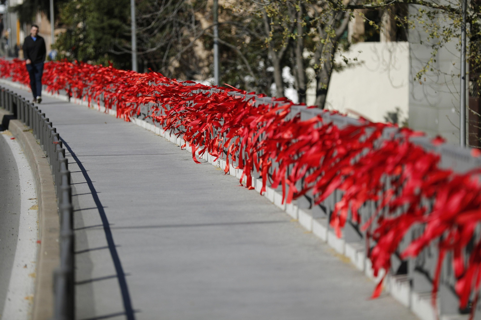 Cientos de lazos rojos, un símbolo mundial e inspirador para muchas otras causas.