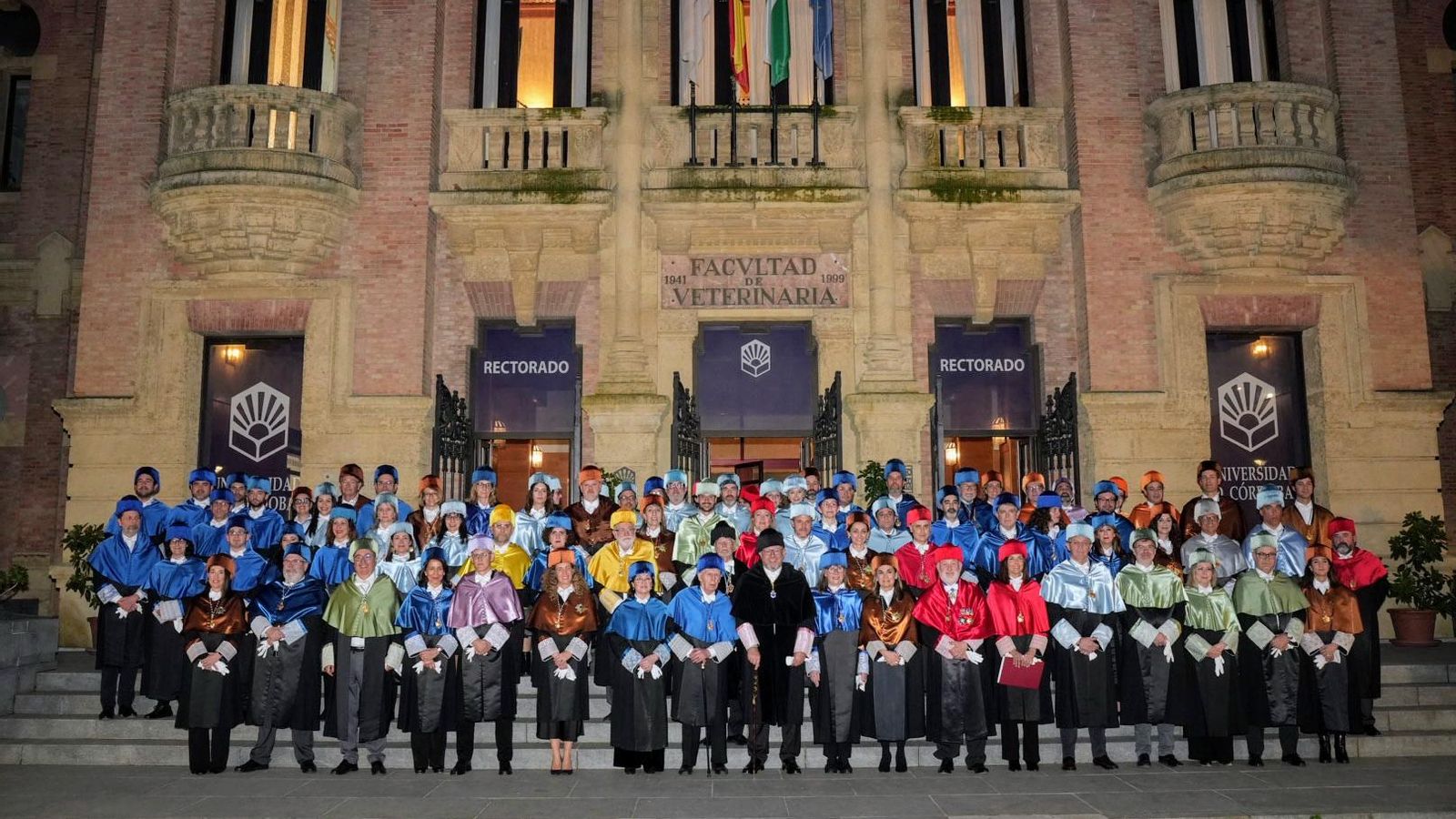 Foto de familia tras el acto de investidura.