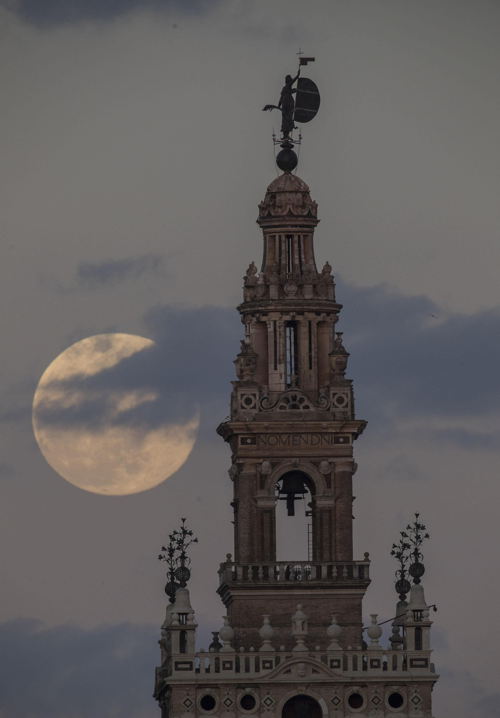 Las imágenes de la superluna de marzo en Sevilla