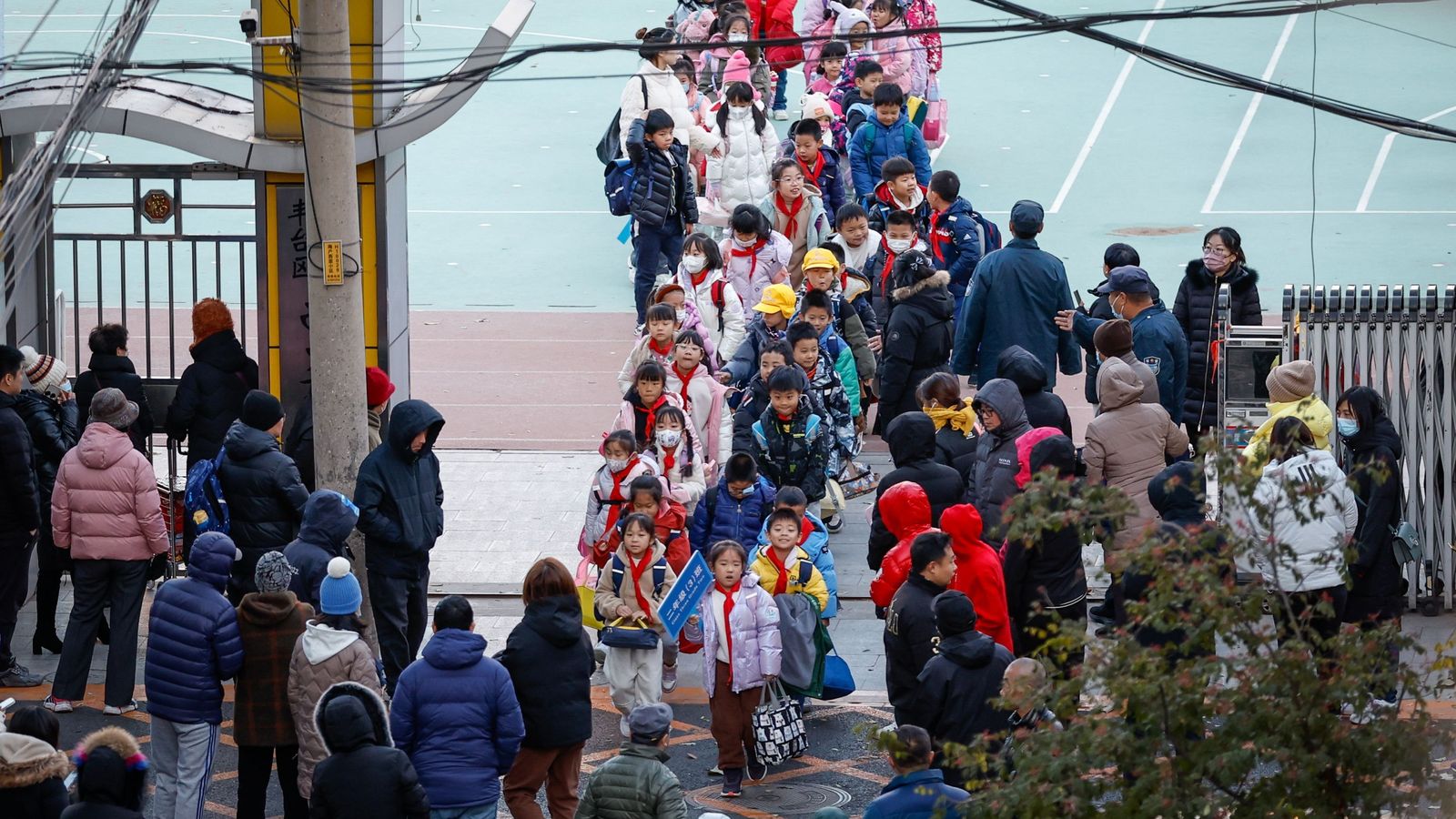 Un grupo de niños entra al colegio en China
