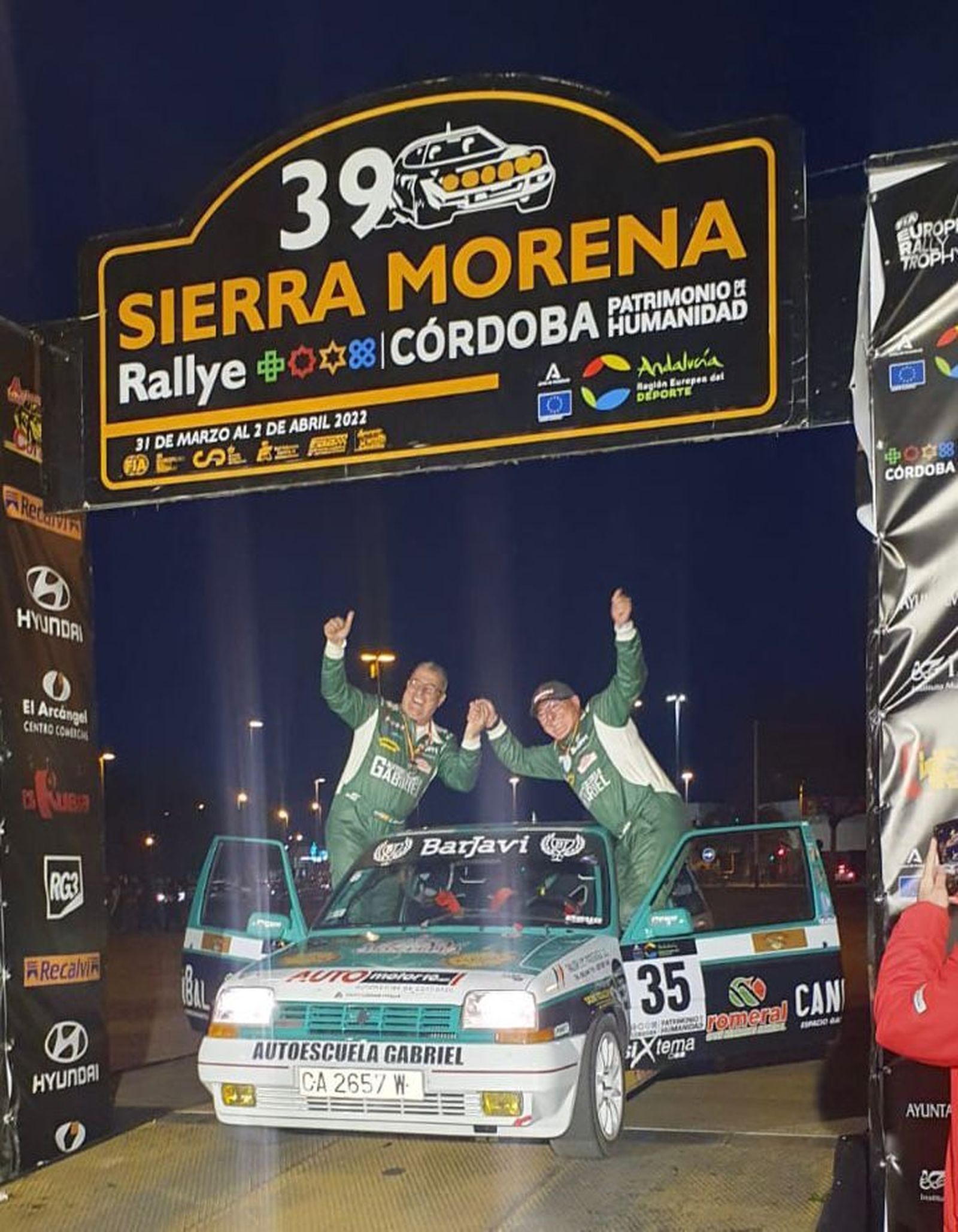 Amador Jaén y Gabriel Sanjuán celebran su llegada a meta con Soplillo.