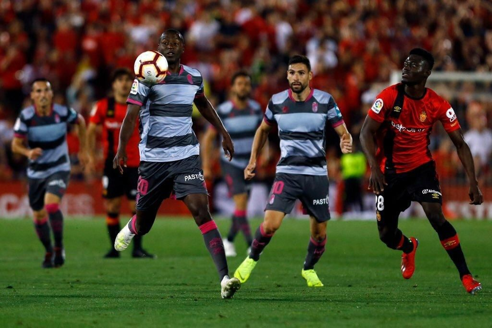 Adrián Ramos controla un balón en el encuentro ante el Mallorca.