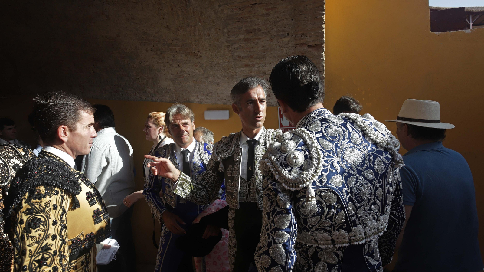 Fotos de la corrida del viernes de la Feria de La Línea: Curro Díaz, Manuel Escribano y David Galván