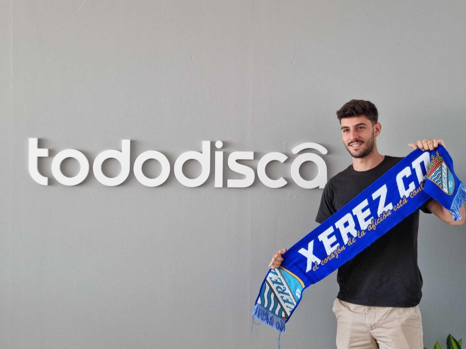 Maqueda posa con una bufanda del Xerez CD en Tododisca.