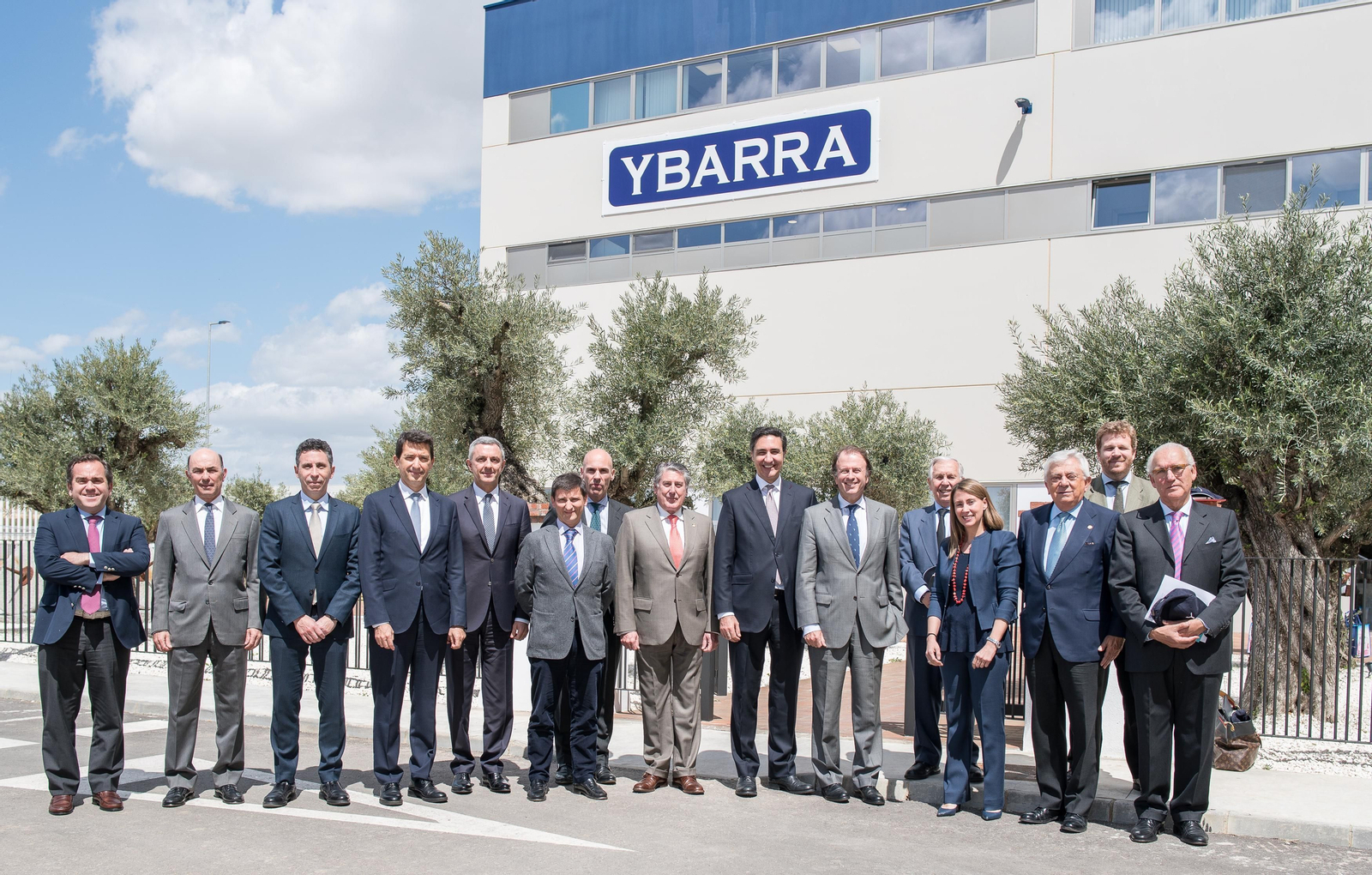 Los participantes en el encuentro, frente a la planta sevillana de Ybarra. Los participantes en el encuentro, frente a la planta sevillana de Ybarra.