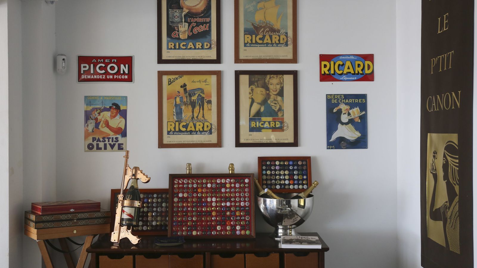 Objetos recogidos del antiguo bistró parisino, situado en la rue Legendre.