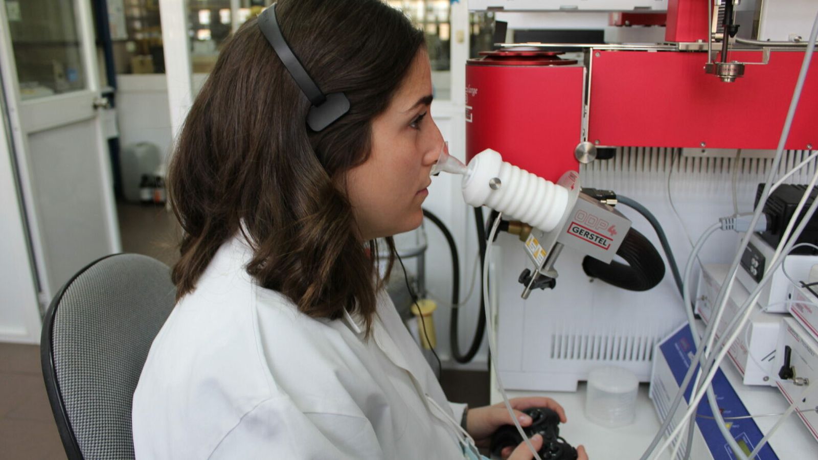 Pilar Segura realizando un análisis olfatométrico