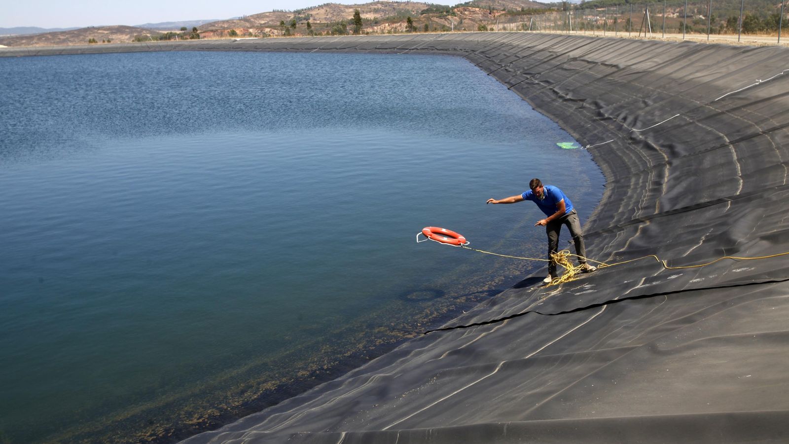Trabajos en una balsa de riego de la Comunidad de Regantes Andévalo Minero