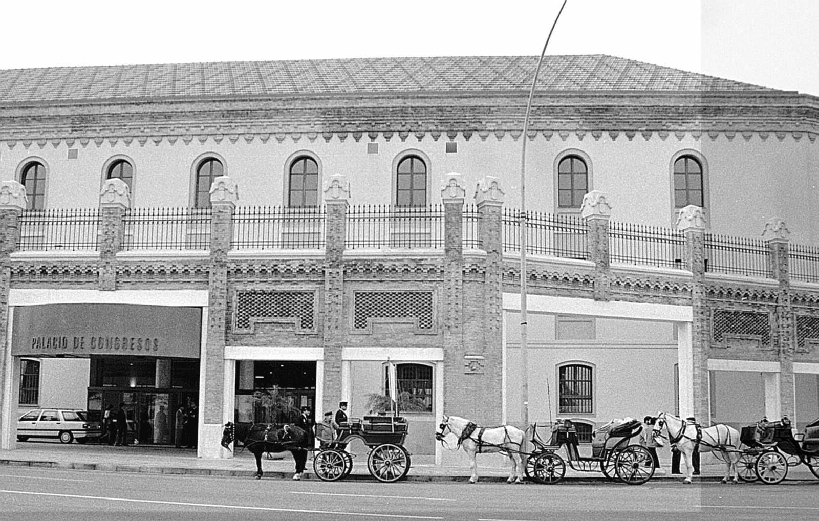 Foto de archivo de coches de caballo ante el Palacio de Congresos de Cádiz.