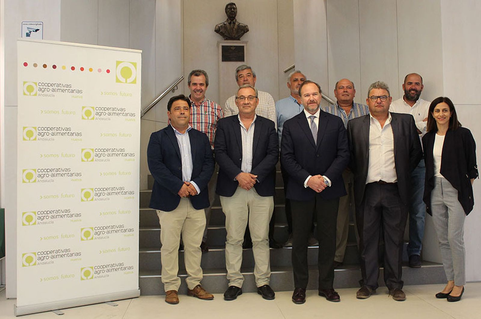 Los miembros del consejo rector de Cooperativas Agro-alimentarias de Huelva, junto con la gerente Natalia Aguilera.