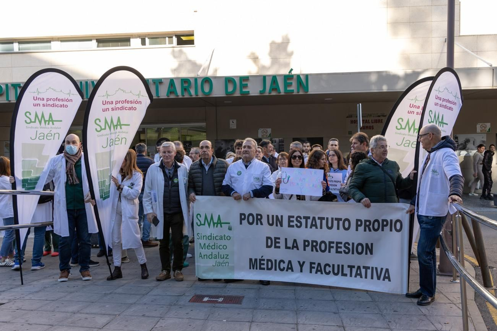 Manifestación de médicos, a las puertas del Hospital Universitario de Jaén.
