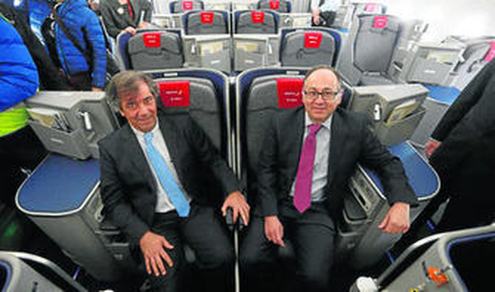 El vicepresidente de Ensayos en Vuelo de Airbus, Fernando Alonso, y el presidente de Iberia, Luis Gallego.