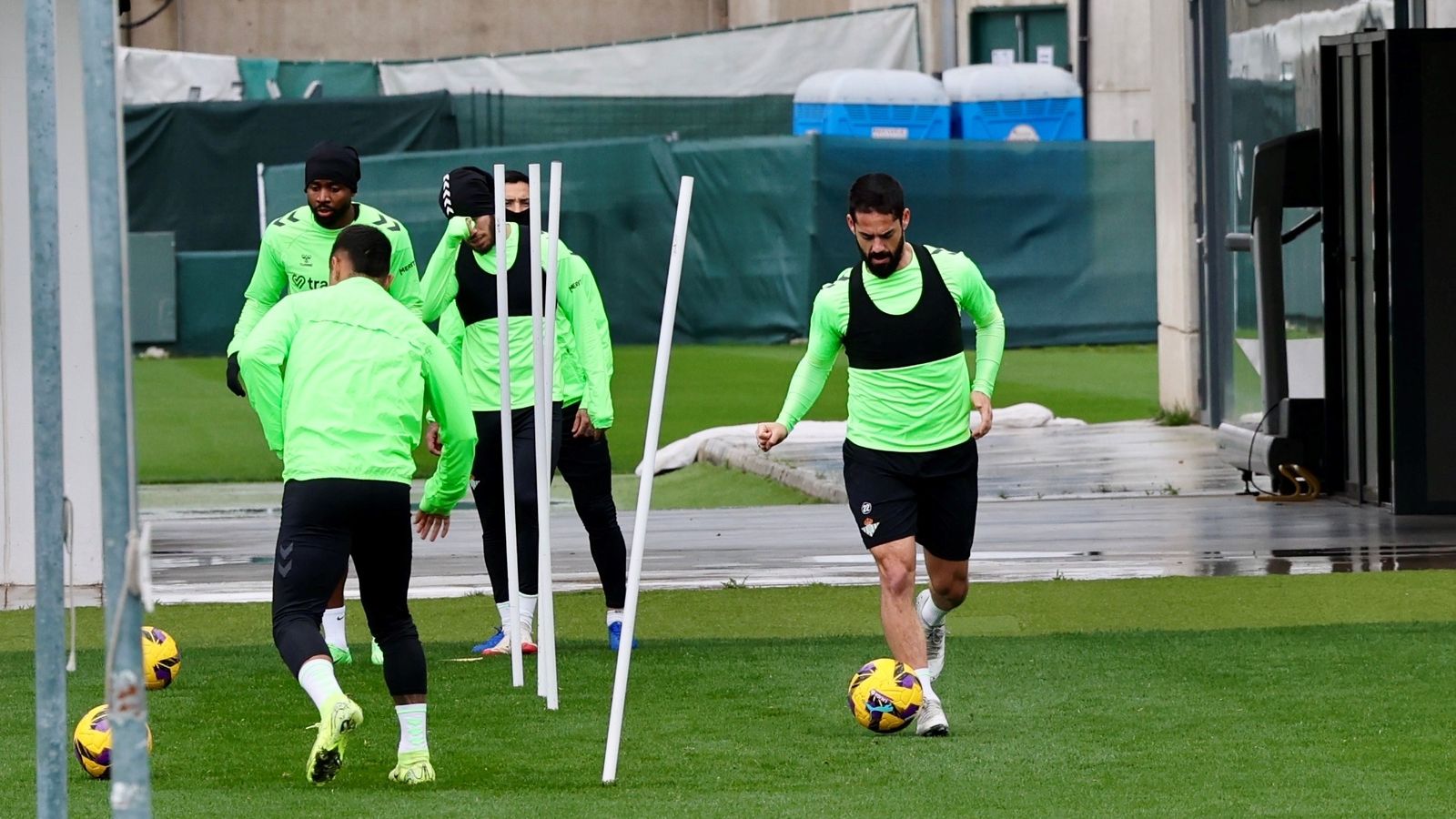 Isco conduce el balón durante un ejercicio en el entrenamiento de ayer del conjunto verdiblanco en la ciudad deportiva.