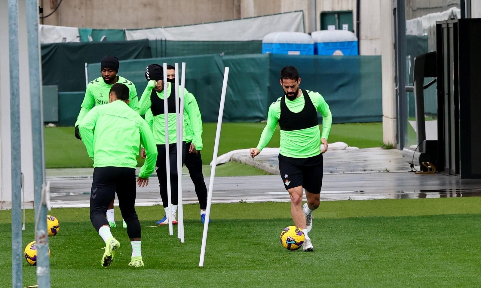 Isco conduce el balón durante un ejercicio en el entrenamiento de ayer del conjunto verdiblanco en la ciudad deportiva.