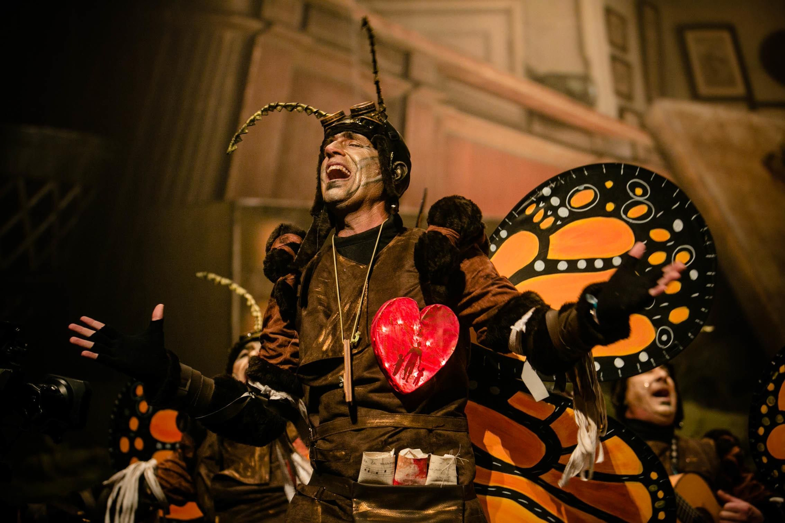 La comparsa de Carmona "El circo de la mariposa" en el escenario del teatro Falla