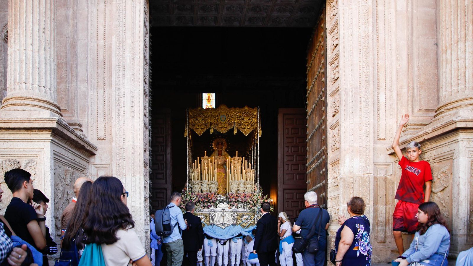 Vea la salida de la Hermandad de Los Ángeles de la Catedral de Almería