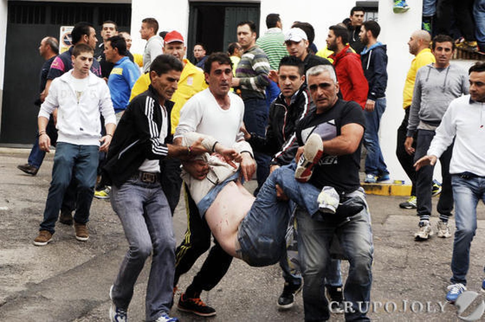 Un hombre resultó herido grave por una fuerte cornada en el abdomen en Arcos. Vejer, Paterna o Benamahoma también vivieron su fiesta

Foto: Ramon Aguilar
