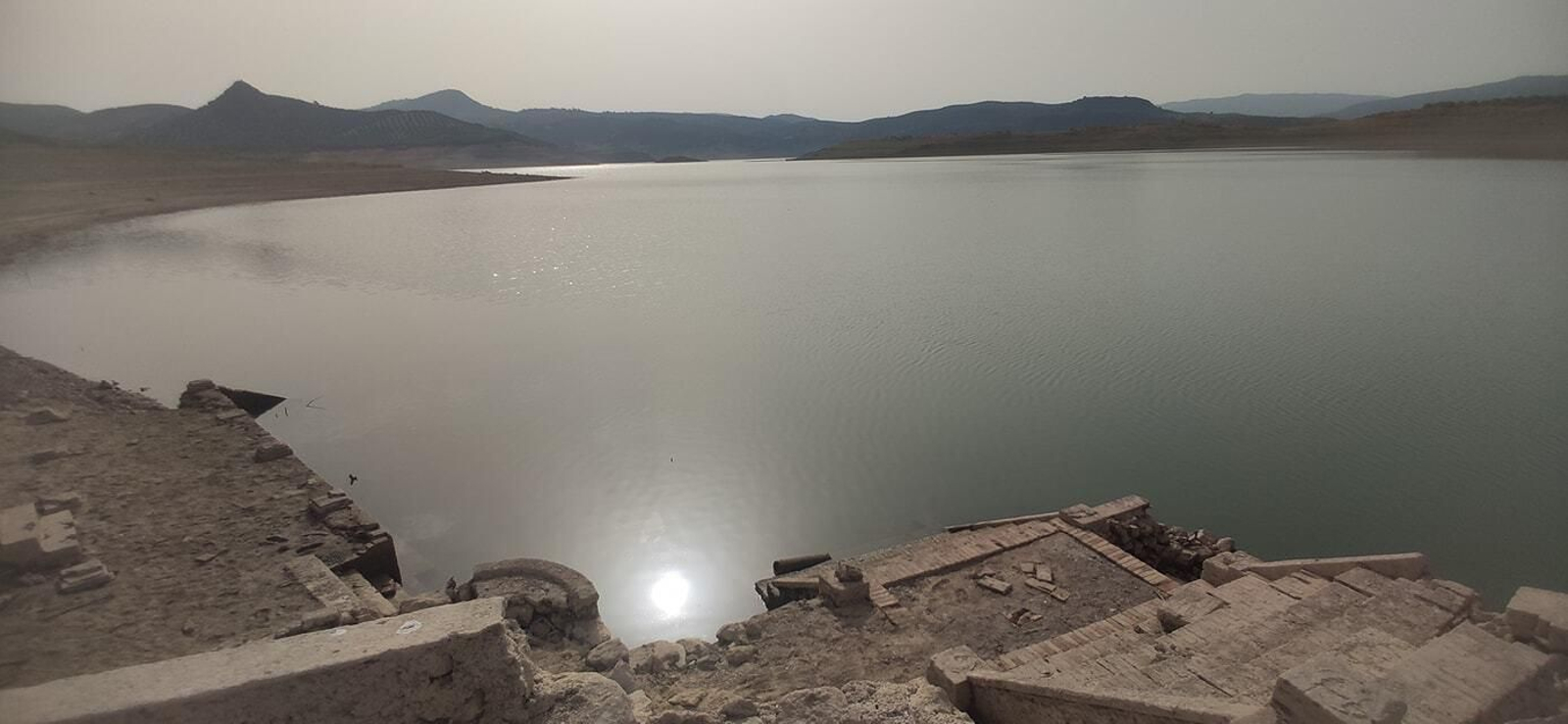 Un recorrido en fotografías por las ruinas que afloran en el pantano de Iznájar