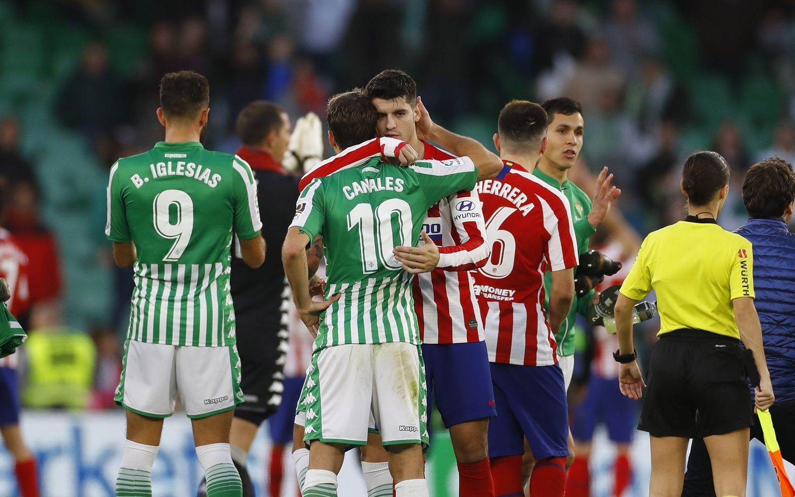 Canales se abraza con Morata al término del partido ante el Atlético.