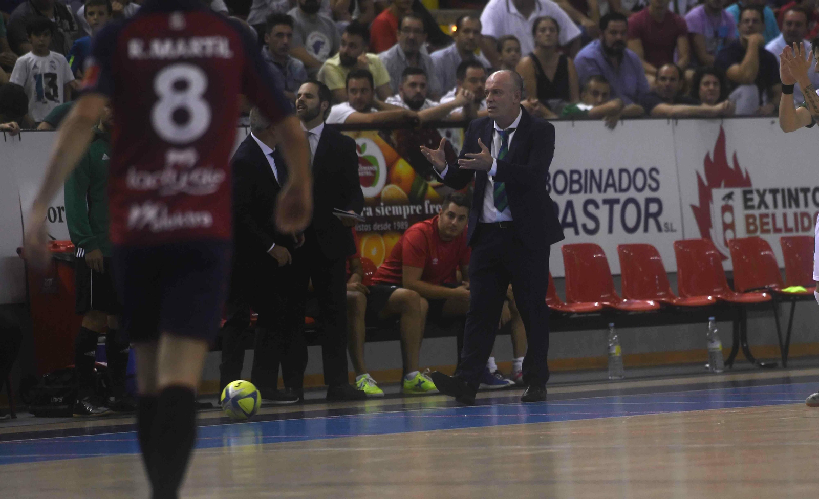 Macario protesta una decisión arbitral ante Osasuna Magna.