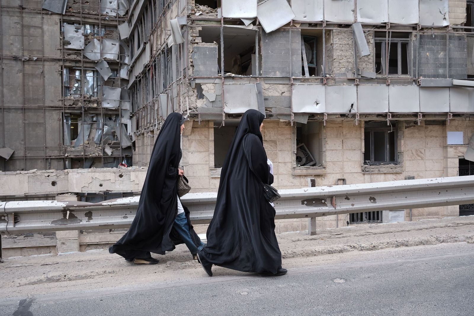 Galería Gráfica: Otra jornada de misiles, fuego, humo y militarización en Oriente Medio